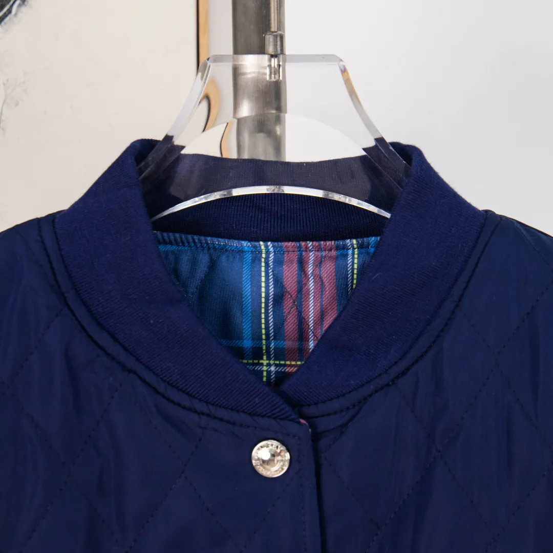 P380 zp version [Exclusive supply] Ralph Lauren/Ralph Lauren 2024aw Autumn and Winter Red Label Pony Navy Blue Plaid Diamond Plaid Reversible Imitation Feather Jacket - Double-sided washed cotton, four-in-one quilting, thick plate ✅ - Customized retro silver and bronze brand hardware buckle ✅ - Face with brushed feeling memory cloth 1X1 cotton flat machine thread collar, warm and comfortable ✅ - RL double-sided series, one-piece, two-match Spend one dollar to buy double happiness. Plain navy blue on the front. Simple and versatile. Retro color checkered on the back. Eye-catching. Pragmatic double-sided four-in-one quilted embroidered cotton jacket. Customized 1X1 cotton ribbed collar. Keeps the upper body warm without weighing down. Same style for men and women. Highly recommended. Color: Blue Size: S M L XL Number: WW10757